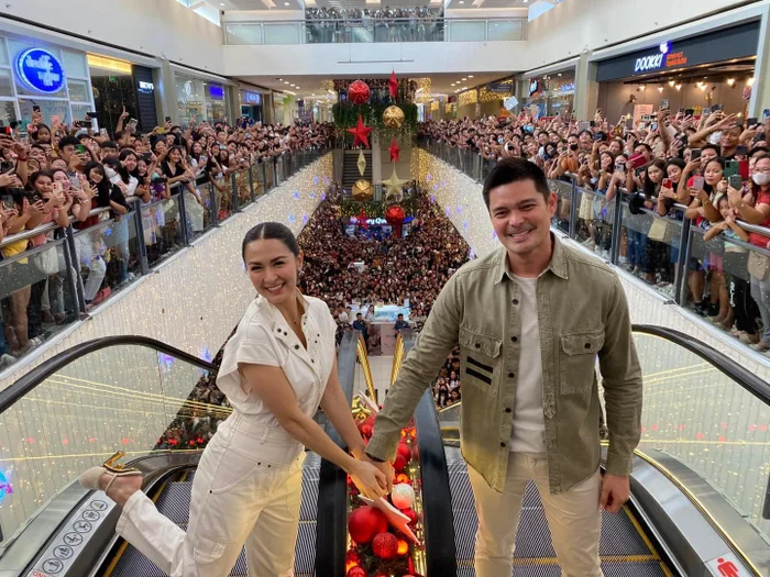 Marian Rivera - mỹ nhân đẹp nhất Philippines và chồng được 'biển người' vây kín đến nghẹt thở ở sự kiện Ảnh 1